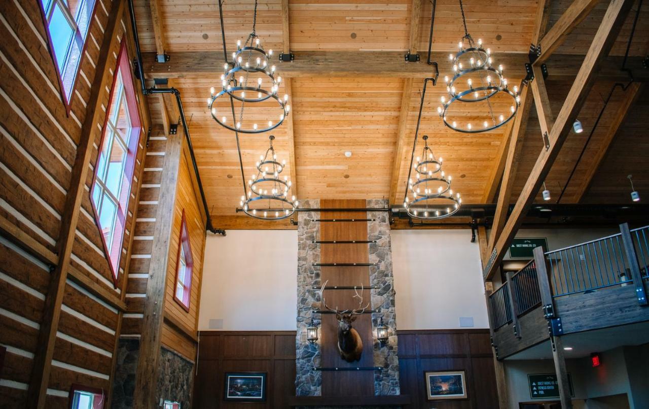 The Lodge At Mauston Bagian luar foto