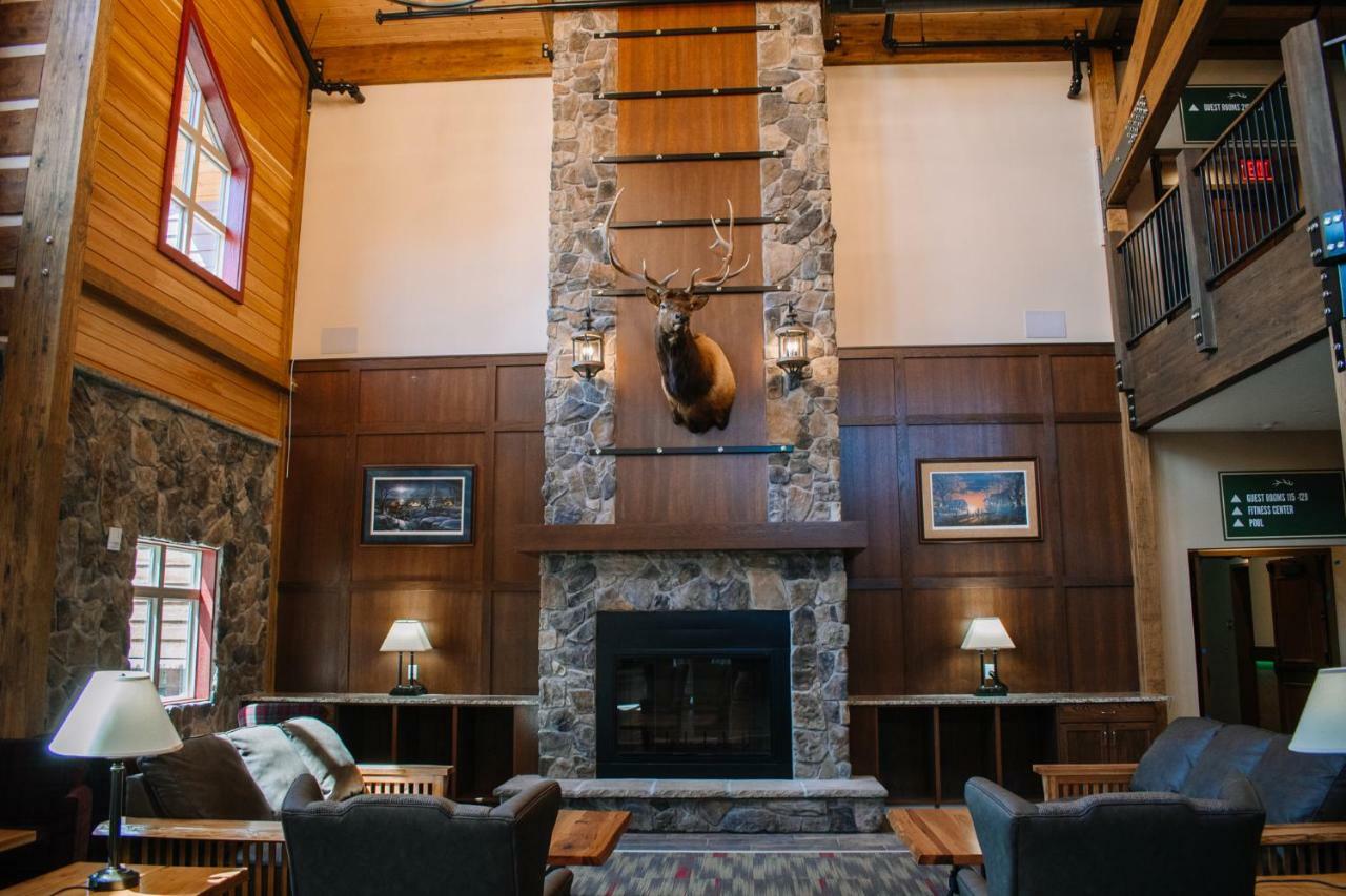 The Lodge At Mauston Bagian luar foto