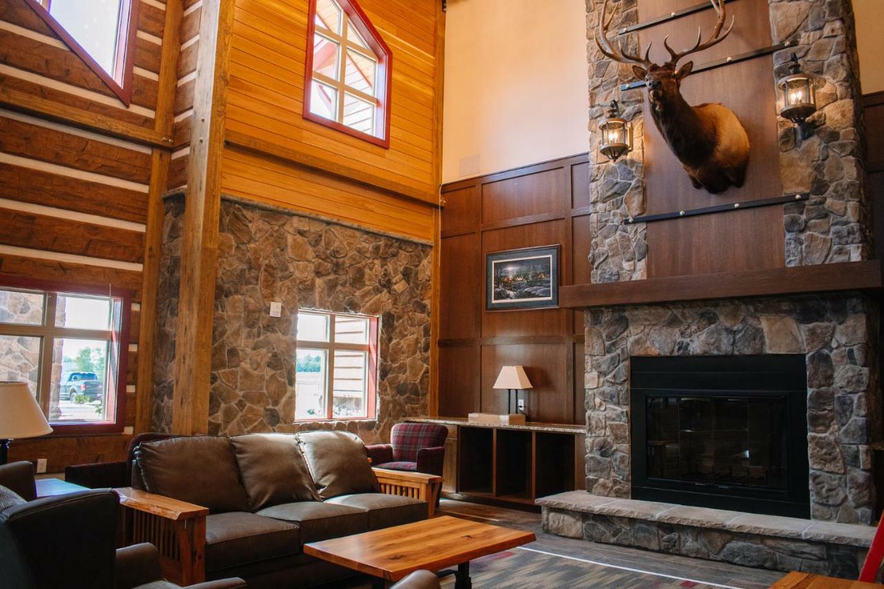 The Lodge At Mauston Bagian luar foto