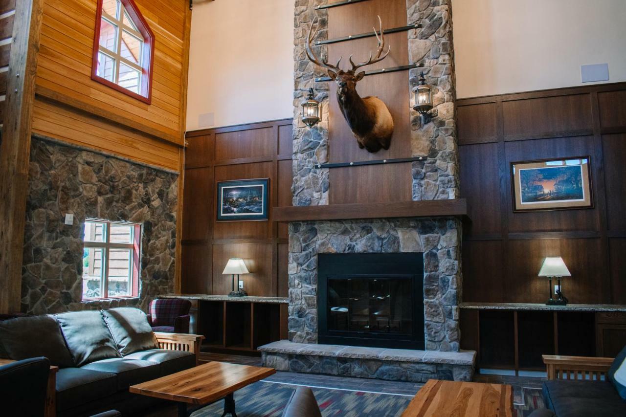 The Lodge At Mauston Bagian luar foto