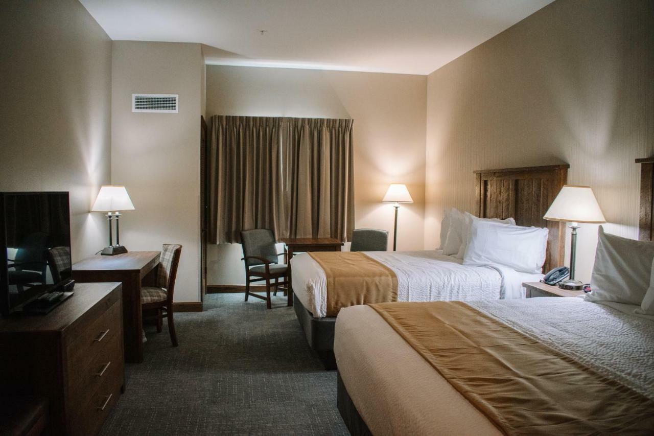 The Lodge At Mauston Bagian luar foto
